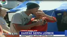 Sejumlah petugas berusaha menolong ibu tersebut, dan sebagian lainnya menenangkan warga.