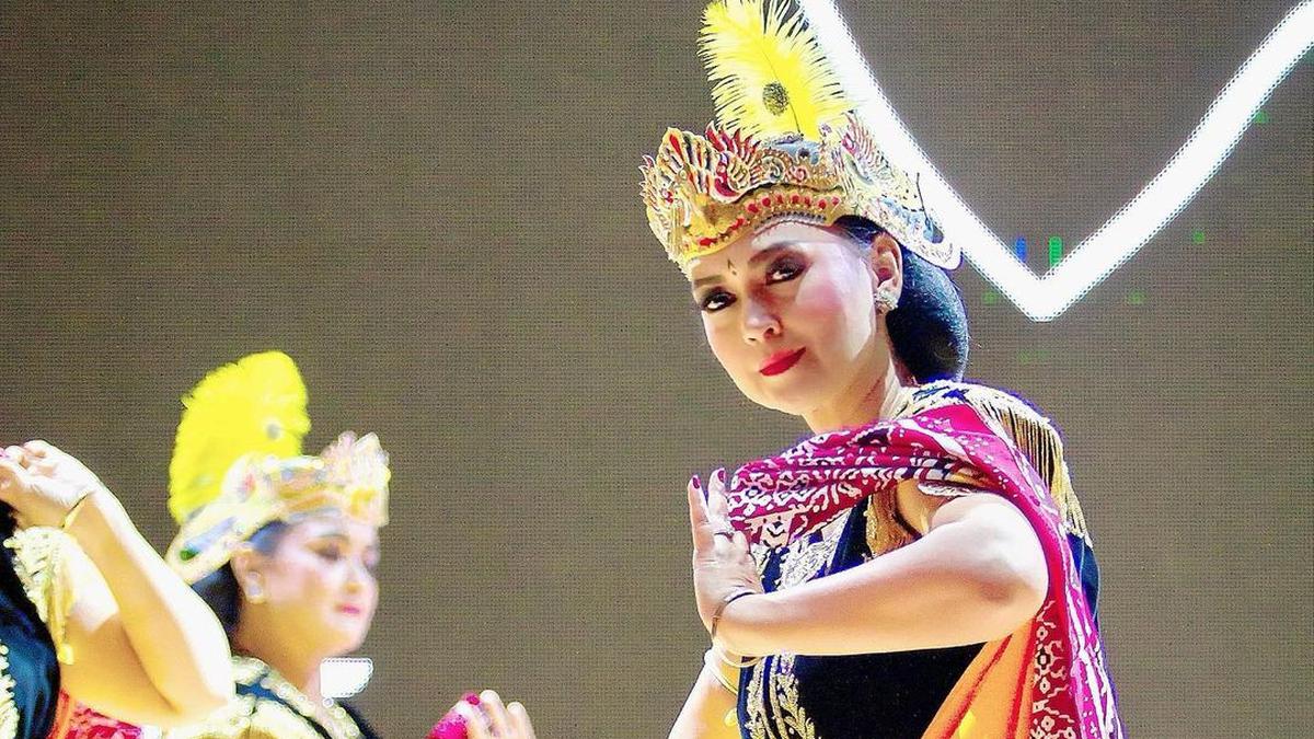 9 Potret Ira Wibowo Menari Golek, Dipuji Cantik Banget - Photo Fimela.com