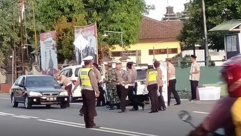 Polisi dan Koramil Kanigoro bagi-bagi takjil.