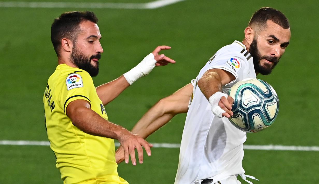Striker Real Madrid, Karim Benzema, berebut bola dengan bek Villarreal, Mario Gaspar, pada laga lanjutan La Liga pekan ke-37 di Estadio Alfredo Di Stefano, Jumat (17/7/2020) dini hari WIB. Real Madrid menang 2-1 atas Villarreal. (AFP/Gabriel Bouys)
