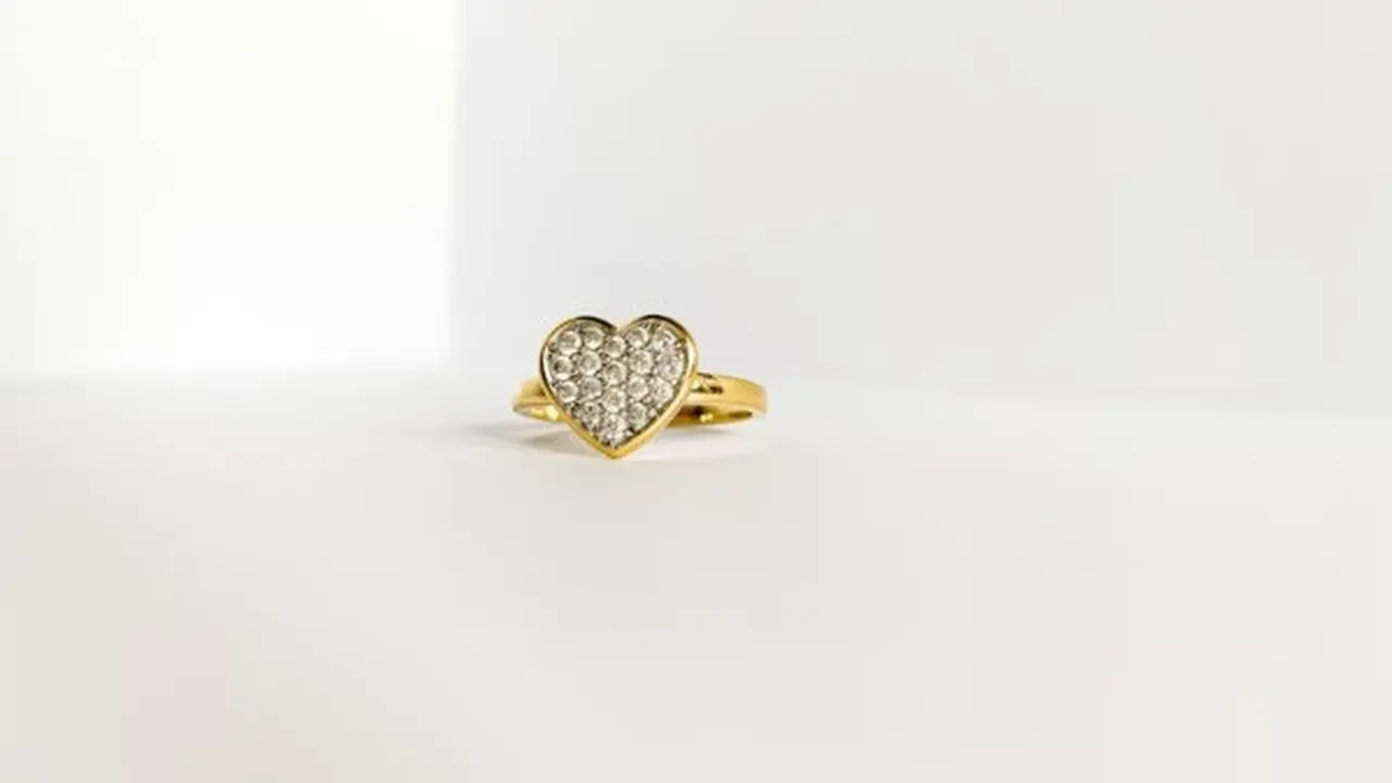 Cincin Emas Cantik (Photo by Louana Rose on Unsplash)