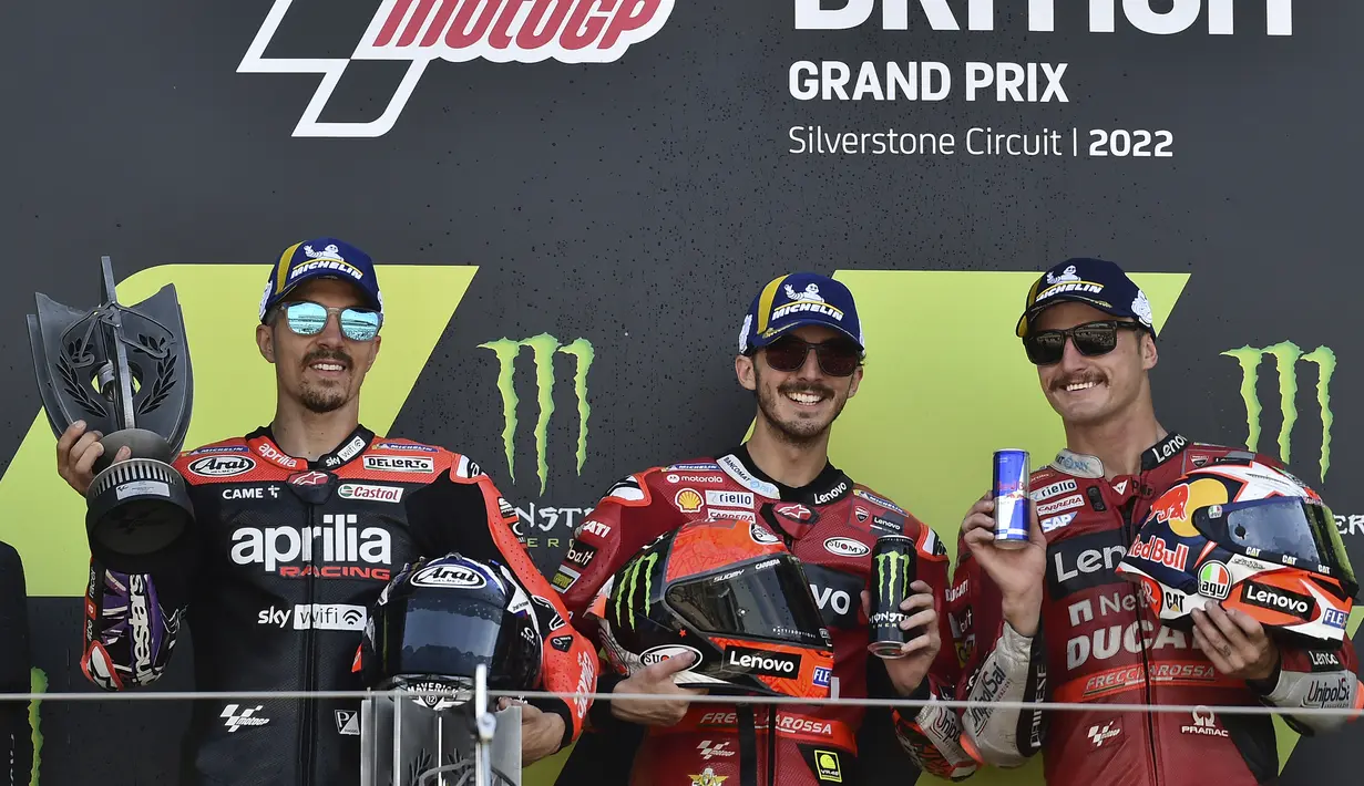 Francesco Bagnaia (tengah) berhasil mengakhiri balapan di sirkuit Silverstone dengan catatan waktu 40 menit 10,260 detik, mengungguli dua pembalap lain yang menempati posisi kedua dan ketiga, Maverick Vinales (kiri) dan Jack Miller. (AP/Rui Vieira)