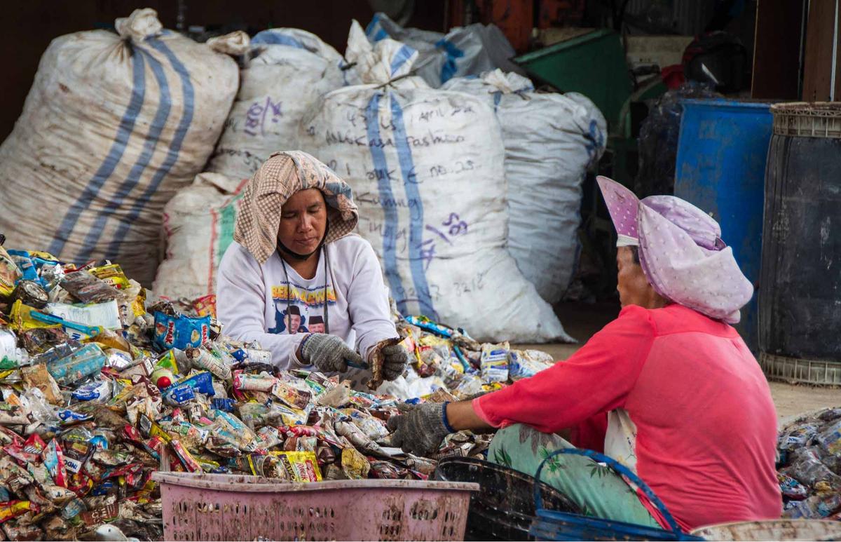 FOTO: Dari Sampah Plastik Mengalir Solar Ramah Lingkungan