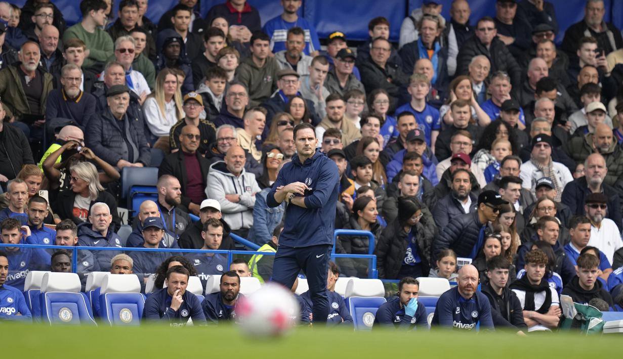 Pelatih Chelsea, Frank Lampard, mengamati permainan anak asuhnya saat melawan Brighton and Hove Albion pada pekan ke-31 Premier League 2022/2023, Sabtu (15/4/2023). (AP Photo/Kirsty Wigglesworth)