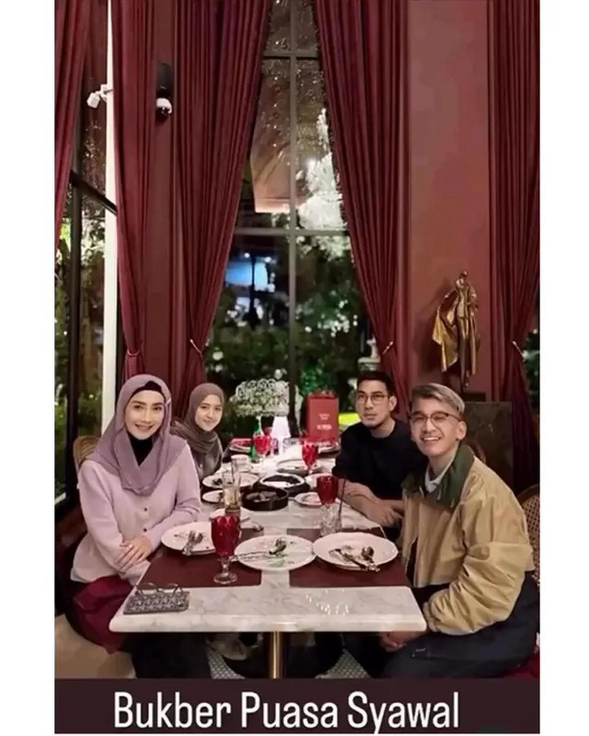 6 Potret Ruben Onsu Imami Salat Desy Ratnasari dan Putrinya, Bukber Puasa Syawal