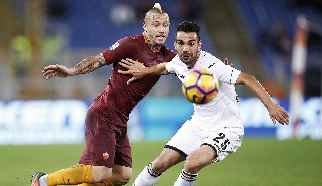 Pemain AS Roma, Radja Nainggolan (kiri) berebut bola dengan pemain Palermo, Bruno Henrique  pada lanjutan Serie A di Olimpico stadium, Roma, Senin (24/10/2016) dini hari WIB. (EPA/Riccardo Antimiani)