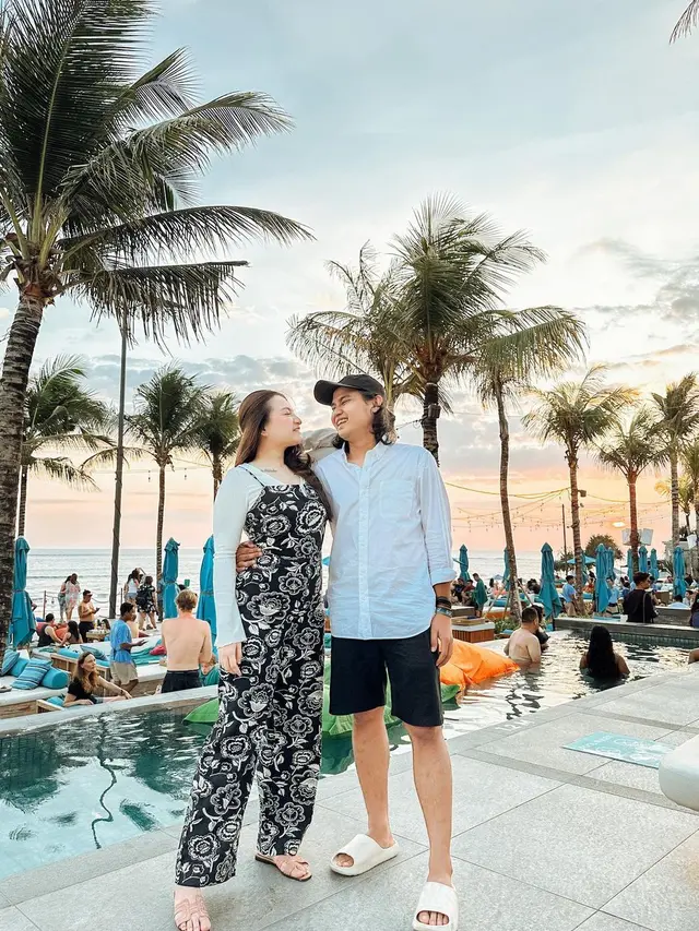 Nathalie Holscher dan Ilham Yogi di Bali