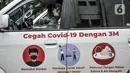 Mobil ambulans puskesmas membawa vaksin COVID-19 produksi Sinovac saat pendistribusian di Gedung Dinas Kesehatan DKI Jakarta, Rabu (13/1/2021). Pendistribusian vaksin COVID-19 dilakukan jelang penyuntikan yang akan diprioritaskan untuk tenaga kesehatan. (merdeka.com/Iqbal S. Nugroho)