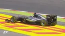Pebalap Mercedes, Lewis Hamilton, melebar saat latihan bebas ketiga F1 GP Spanyol di Sirkuit Catalunya, Spanyol, Sabtu (14/5/2016). (Bola.com/Twitter/F1)