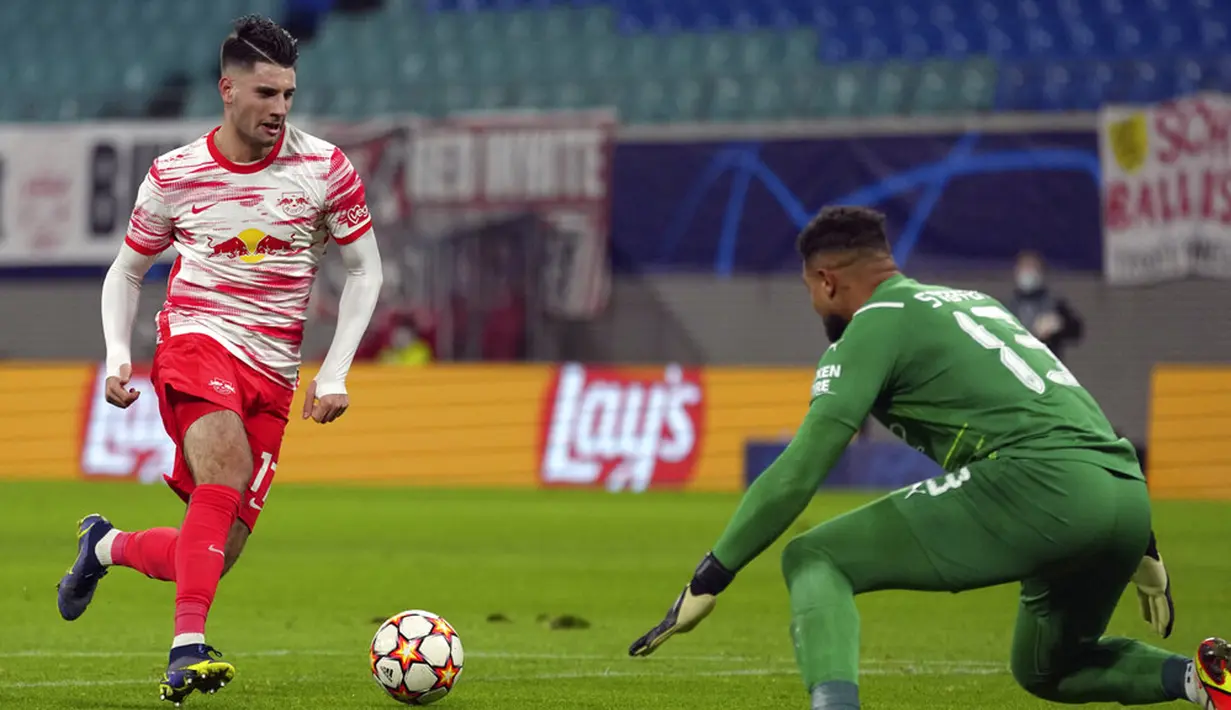 Pemain RB Leipzig Dominik Szoboszlai (kiri) mencetak gol ke gawang Manchester City pada pertandingan sepak bola Grup A Liga Champions di Red Bull Arena, Leipzig, Jerman, 7 Desember 2021. RB Leipzig menang 2-1. (AP Photo/Michael Sohn)