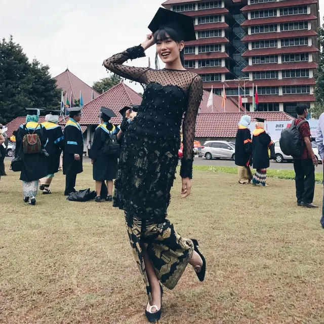 6 Kebaya Wisuda Seleb Paling Menawan yang Bisa jadi Inspirasi, dari Enzy Storia hingga Beby Tsabina