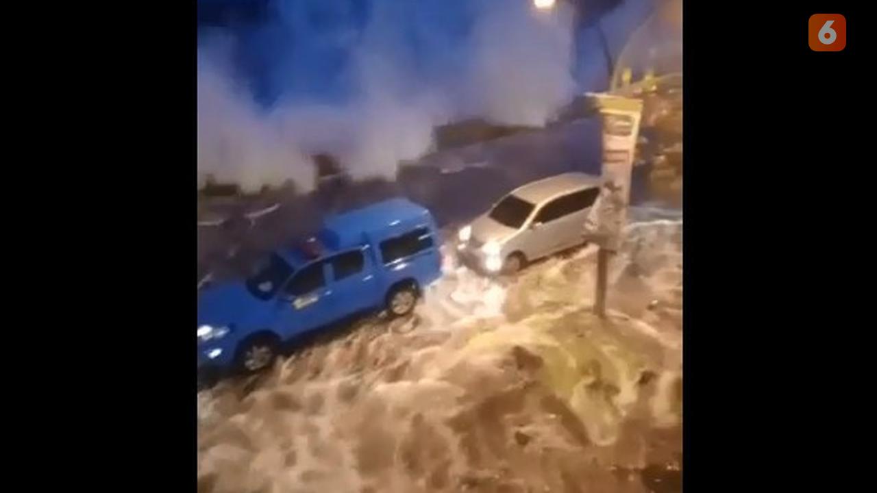 Ombak Besar Menghantam Manado, Kendaraan Nyaris Hanyut ke Laut (Arfandi/Liputan6.com)