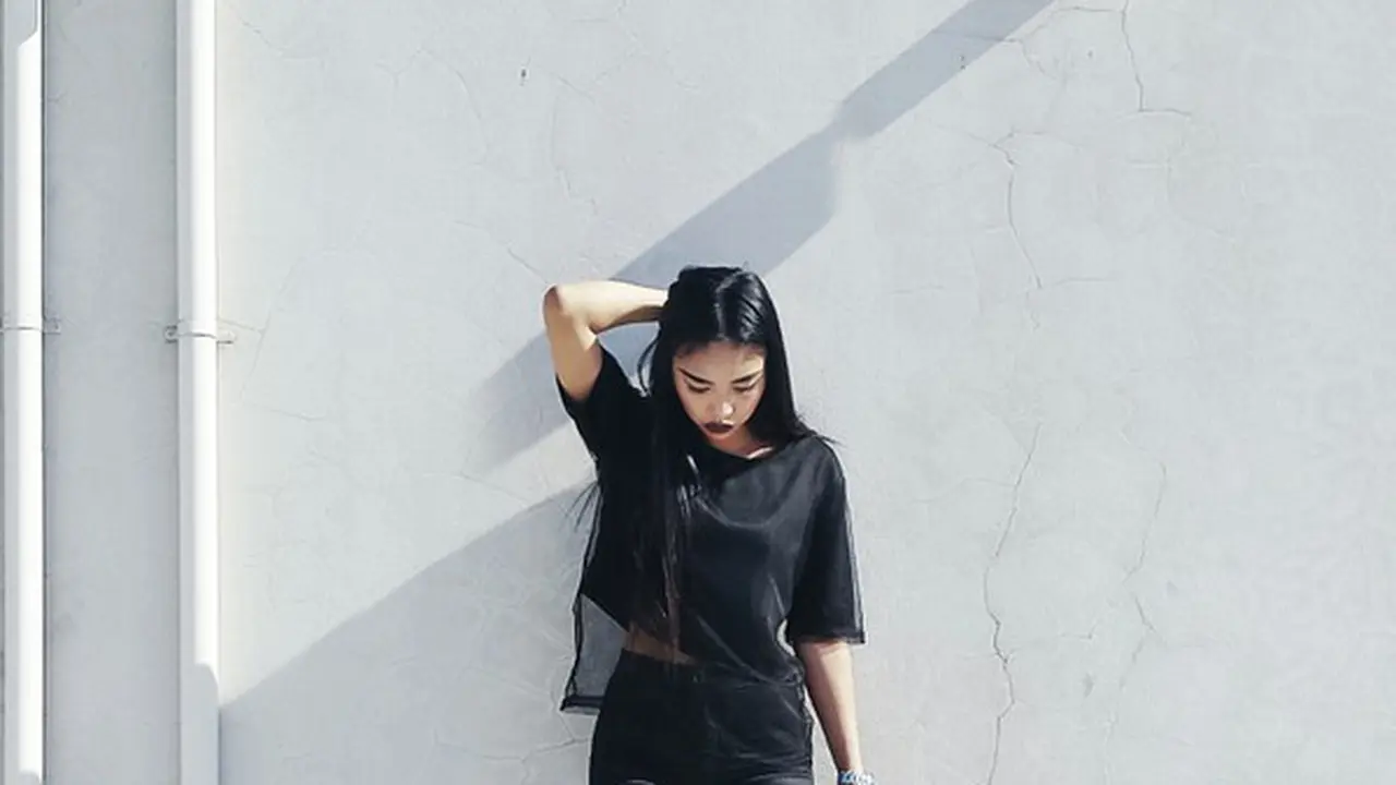 [Bintang] 7 Tren 'Jeans' yang Sanggup Jadi Pelengkap 'OOTD'
