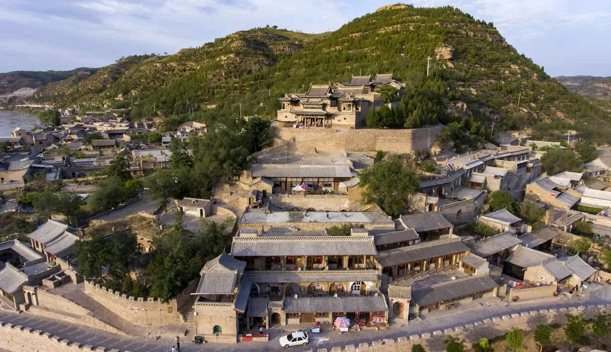 Foto dari udara yang diabadikan pada 10 Juni 2020 ini menunjukkan pemandangan kota kuno Qikou di Wilayah Linxian, Lyuliang, Provinsi Shanxi, China utara. (Xinhua/Yang Chenguang)