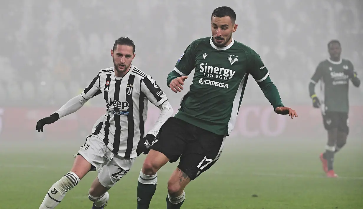 Usai tertinggal, Verona terlihat dominan dalam penguasaan bola. Federico Ceccherini dan kawan-kawan begitu berambisi untuk menyamakan skor. (AFP/Isabella Bonotto)