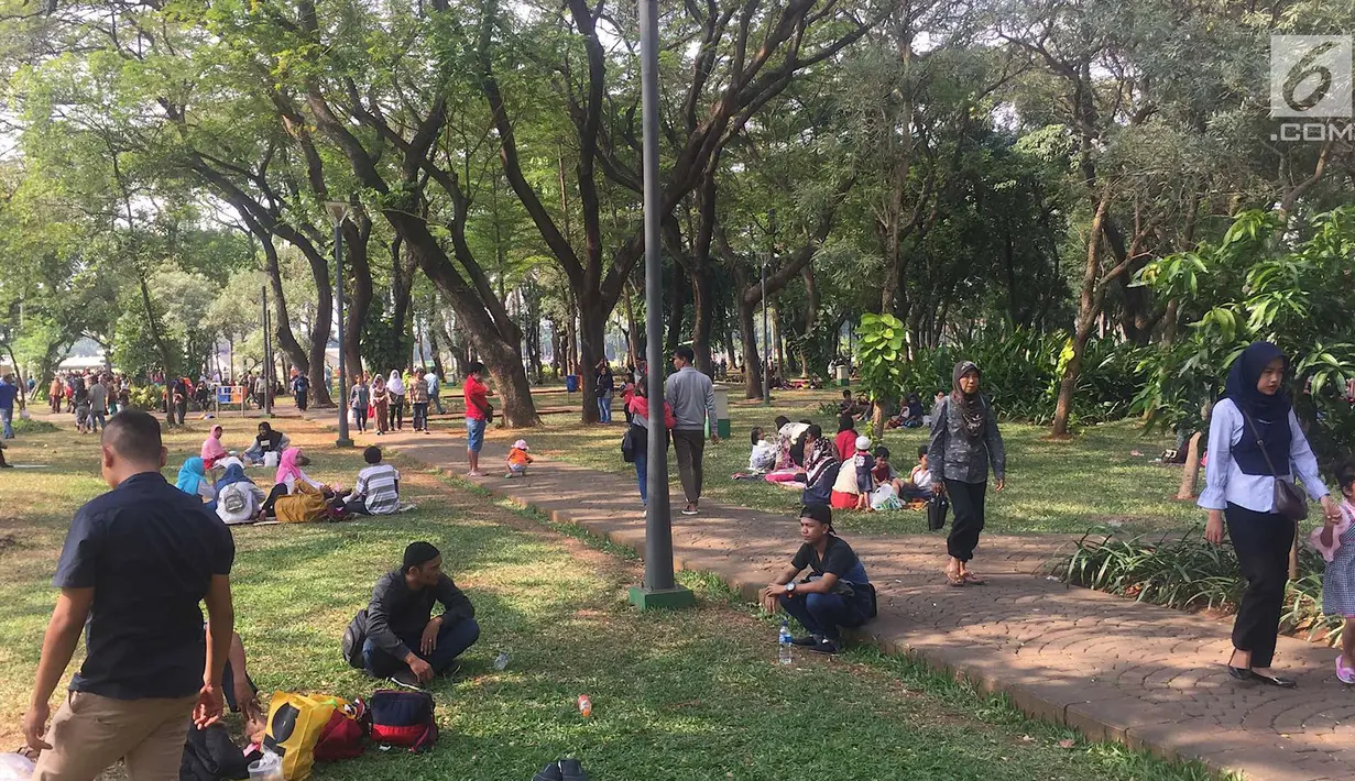 Pengunjung memadati kawasan wisata Monumen Nasional (Monas) di Jakarta, Minggu (17/6). Pengunjung memilih Monas sebagai destinasi wisata untuk mengisi hari libur. (Liputan6.com/Immanuel Antonius)