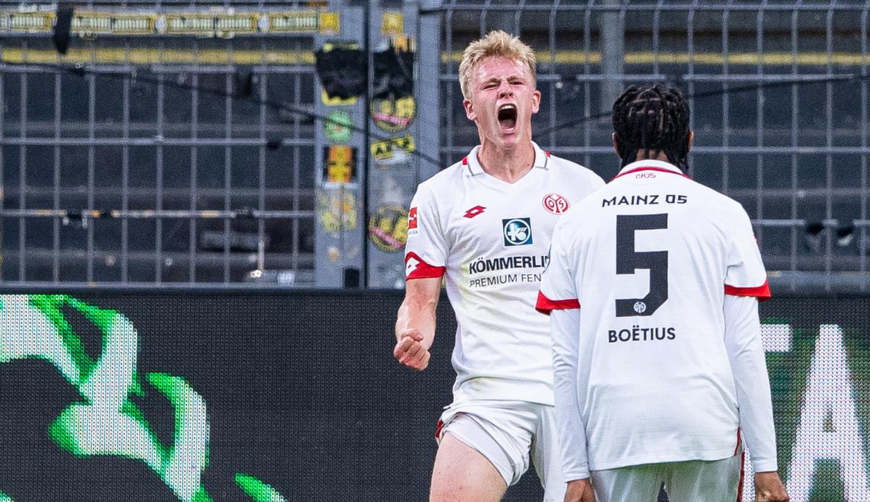 Penyerang Mainz, Jonathan Burkardt, merayakan gol yang dicetaknya ke gawang Borussia Dortmund pada laga lanjutan Bundesliga di Signal Iduna Park, Dortmund, Kamis (18/6/2020) dini hari WIB. Borussia Dortmund menyerah 0-2 atas Mainz. (AFP/Guido Kirchner/pool)