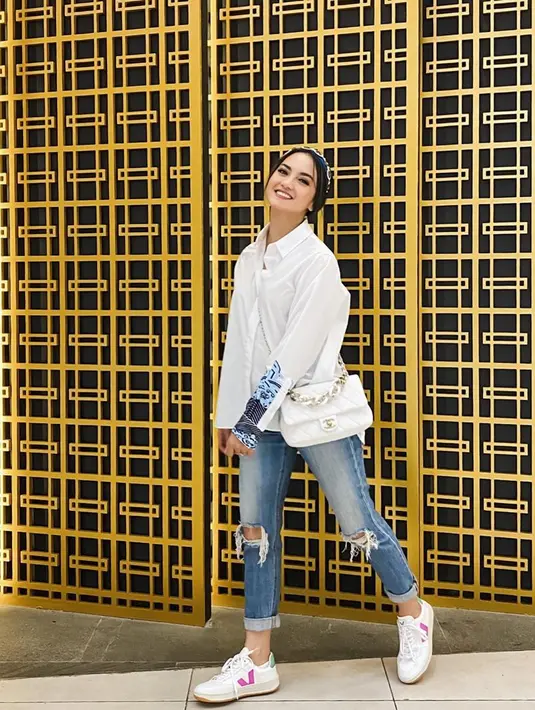 Di tengah kesibukannya berkarier, Ririn pun mengaku tetap meluangkan waktu. Akhir pekan biasanya dijadikan Ririn untuk saling bercerita atau curhat. Ia pun memposisikan diri sebagai teman dari anak-anaknya. (Instagram/ririnekawati)