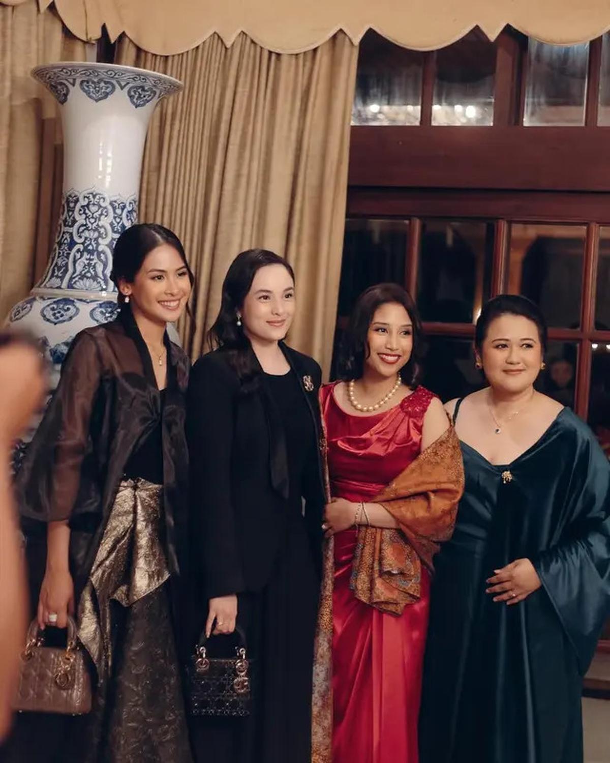 Tampilan Magis Maudy Ayunda Bacakan Puisi Perjalanan Cinta Habibie Ainun dengan Kebaya Tembus Pandang