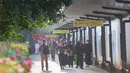 Calon penumpang berjalan di selasar pedestrian yang menghubungkan Stasiun Karet dan Stasiun BNI City di Jakarta, Kamis (3/9/2026). KAI membangun travelator sebagai bagian dari integrasi kedua stasiun yang ditargetkan rampung dalam 70 hari. (KLY/Budy Santoso)