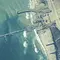 Gambar yang disediakan oleh Komando Pusat AS menunjukkan tentara Angkatan Darat AS yang ditugaskan di Brigade Transportasi ke-7 (Ekspedisi), pelaut Angkatan Laut AS yang ditugaskan di Batalion Konstruksi Amfibi 1, dan Pasukan Pertahanan Israel menempatkan Dermaga Trident di pantai Jalur Gaza pada hari Kamis (16/5/2024). (Dok. Komando Pusat AS via AP)