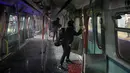 Demonstran prodemokrasi merusak sebuah kereta yang terparkir di Stasiun MTR Chinese University, Hong Kong, Rabu (13/11/2019). Gerakan antipemerintah Hong Kong yang telah berlangsung selama lima bulan bertindak semakin keras. (AP Photo/Kin Cheung)