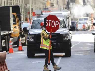 Seorang pekerja konstruksi bekerja di sebuah lokasi pembangunan di Manhattan, New York, Amerika Serikat, Senin (8/6/2020). Usai menjalani karantina wilayah (lockdown) selama hampir tiga bulan, New York City memasuki fase pertama pembukaan kembali pada 8 Juni 2020. (Xinhua/Wang Ying)