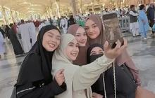 4 Potret Memukau Dara Arafah hingga Dinda Hauw di Tanah Suci Jalani Umrah, Bestie Sejati