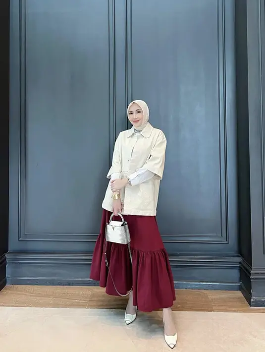 Tampilan berlapis dengan memadukan luaran pendek dan kemeja bisa jadi opsi untuk gaya yang semakin optimal. [Foto: Instagram/ Dsaks]