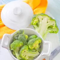 Membuang ulat pada brokoli./Copyright shutterstock.com