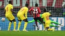 Pemain AC Milan Fikayo Tomori (tengah) mencetak gol ke gawang Liverpool pada pertandingan sepak bola Grup B Liga Champions di Stadion San Siro, Milan, Italia, 7 Desember 2021. Liverpool menang 2-1. (MIGUEL MEDINA/AFP)