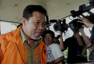 Bupati Lombok Barat nonaktif, Zaini Arony menjalani pemeriksaan di gedung KPK, Jakarta, Rabu (15/4/2015). Zaini merupakan tersangka kasus dugaan pemerasan terkait permohonan izin pengembangan kawasan wisata di daerahnya. (Liputan6.com/Andrian M Tunay)