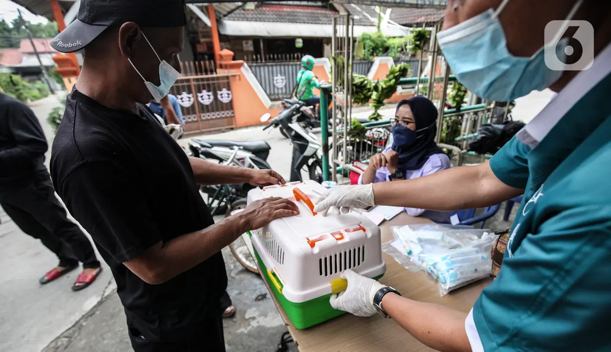 Warga membawa hewan peliharaanya untuk disuntik rabies di Jakarta, Rabu (27/10/2021). Vaksin rabies untuk hewan peliharaan warga berupa kucing dan anjing ini merupakan program Pemda untuk menjadikan kota Jakarta menjadi ramah hewan atau tanpa rabies. (Liputan6.com/JohanTallo)