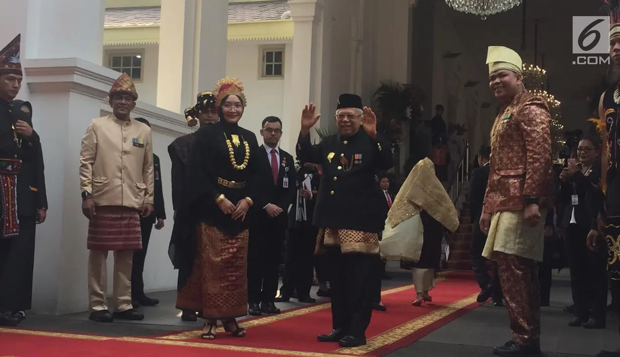 Wakil Presiden terpilih Ma'ruf Amin menyapa awak media jelang upacara HUT ke-74 RI di Istana Negara, Sabtu (17/8/2019). Ma'ruf Amin datang bersama sang istri Wury Estu Handayani. (Liputan6.com/Lizsa)