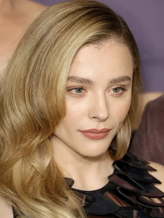 Chloe Grace Moretz berpose saat tiba menghadiri acara pemutaran perdana serial sci-fi "The Peripheral" Ace Hotel di Los Angeles pada Selasa, 11 Oktober 2022. Ia melengkapi ansambel serba hitamnya dengan tas clutch kecil dan manikur yang serasi. (Frazer Harrison/Getty Images/AFP)