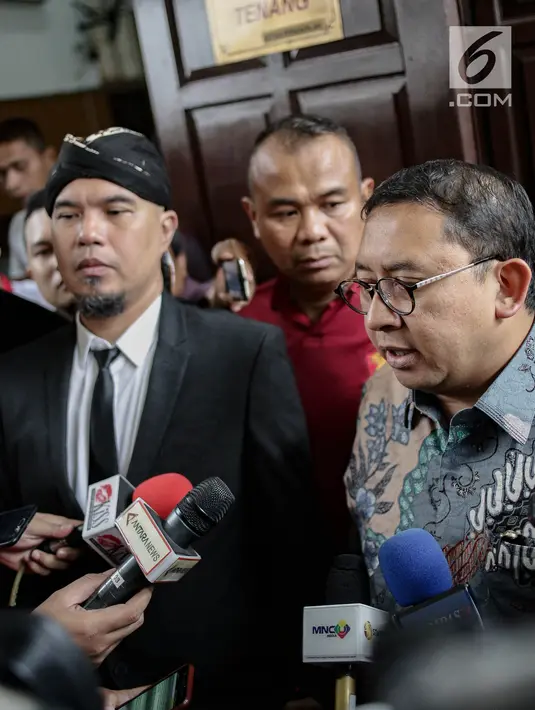 Wakil Ketua DPR Fadli Zon (kanan) memberi keterangan saat menghadiri sidang kedua musisi Ahmad Dhani di PN Jakarta Selatan, Senin (23/4). Ahmad Dhani dijerat Pasal 45A Ayat 2 juncto Pasal 28 Ayat 2 tentang UU ITE. (Liputan6.com/Faizal Fanani)