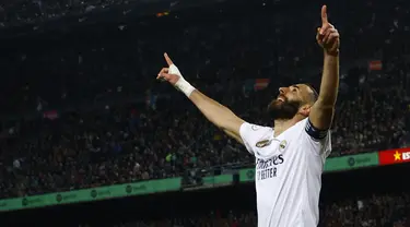 Penyerang Real Madrid, Karim Benzema berselebrasi setelah mencetak gol ke gawang Barcelona pada pertandingan leg kedua babak semifinal Copa del Rey di stadion Camp Nou di Barcelona, Spanyol, Kamis, 6 April 2023. Benzema berhasil mencetak hat-trick pertamanya melawan Barcelona dalam 43 penampilan.(AP Photo/Joan Monfort)