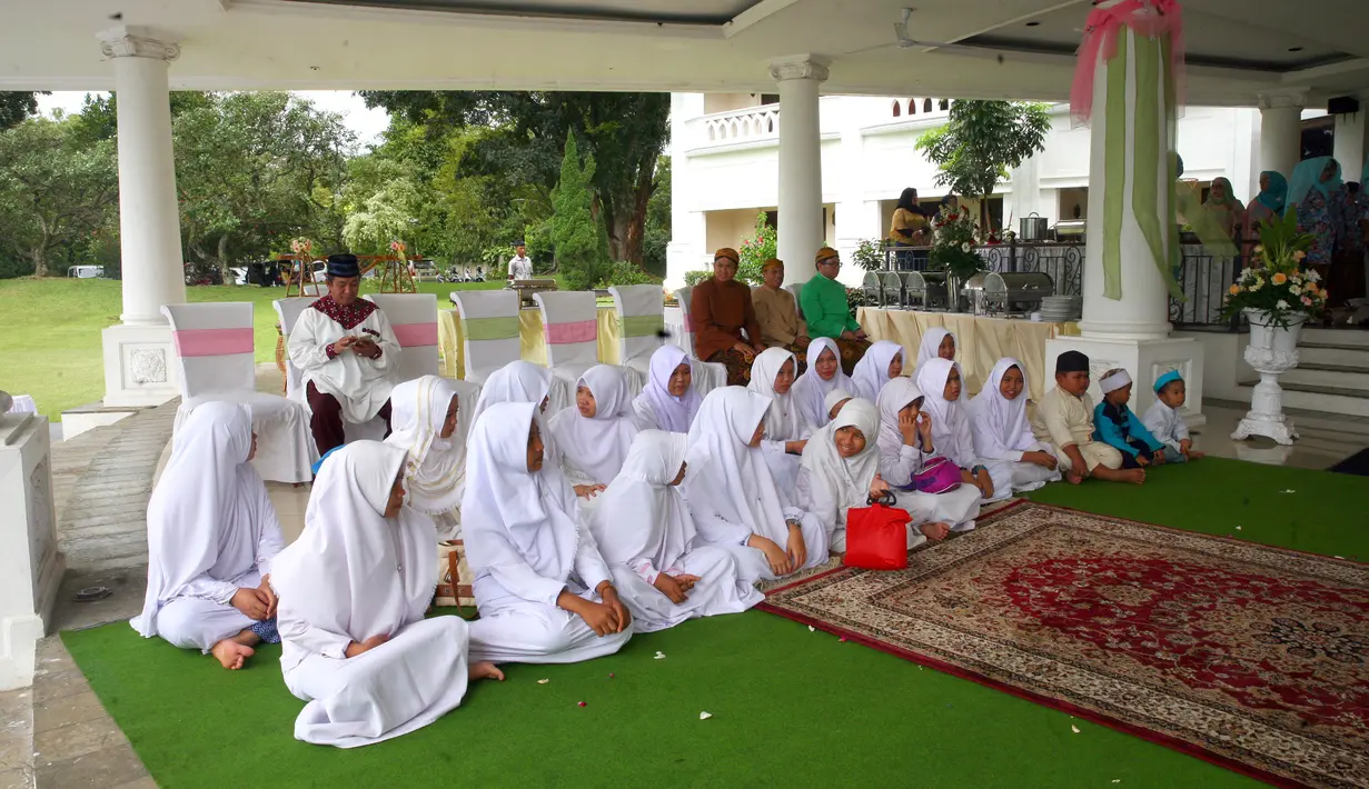 Sausana pengajian di kediaman Ardina Rasti. Pendopo The Lodge disulap menjadi tempat pengajian. Beberapa karpet digelar di tempat tersebut. (Nurwahyunan/Bintang.com)