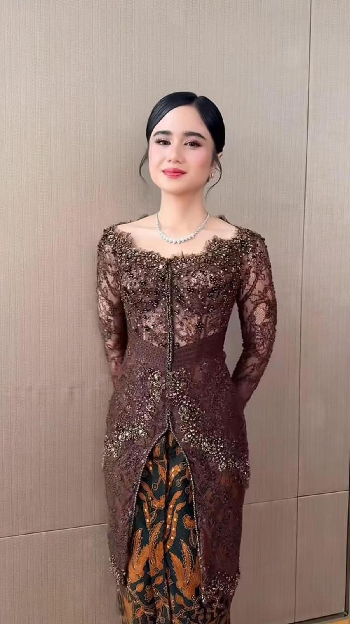 Inspirasi Kebaya ala Tissa Biani di Acara Pernikahan El Rumi dan Syifa Hadju, Cantiknya Mewah