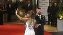 Bintang Barcelona, Lionel Messi, bersama sang istri, Antonella Roccuzzo, melabaikan tangan setelah menemui wartawan usai mengadakan resepsi pernikahan di Kompleks City Center, Santa Fe, Jumat (30/6/2017). (AP/Victor R Caivano)