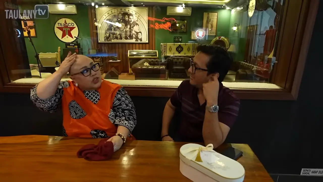 Nunung tunjukkan kepala botaknya pada Andre Taulany (Foto: youtube Taulany TV)
