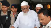 Terpidana kasus terorisme Abu Bakar Baasyir dikawal aparat kepolisian meninggalkan Mabes Polri untuk menjalani operasi katarak di Jakarta, (29/02/2012). (AFP Photo/Adek Berry)