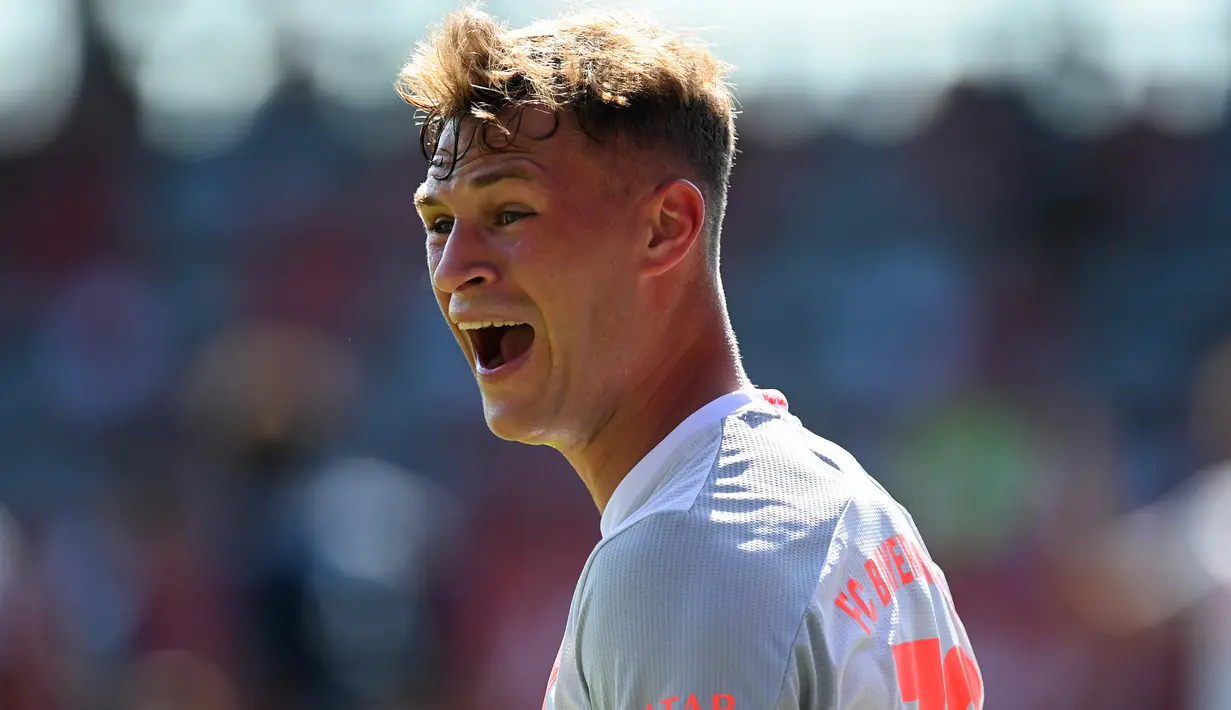 Gelandang Bayern Munchen, Joshua Kimmich, memperhatikan rekannya saat menghadapi Marseille pada laga persahabatan di Allianz Arena, Sabtu (1/8/2020) dini hari WIB. Bayern Munchen menang 1-0 atas Marseille. (AFP/Christof Stache)