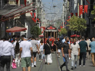 Orang-orang berjalan di sepanjang Jalan Istiklal, jalan perbelanjaan utama di Istanbul, Selasa (27/7/2021). Turki telah mencatat lebih dari 15.000 kasus virus corona baru, karena jumlah infeksi yang terus meningkat. (AP Photo/Mucahid Yapici)