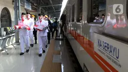 Personel Paskibra bersiap melakukan upacara bendera di Stasiun Pasar Senen, Jakarta, Senin (17/8/2020). Dalam rangka peringatan ke-75 tahun Hari Kemerdekaan Indonesia, PT KAI Daop 1 Jakarta mengadakan upacara pembentangan Bendera Merah Putih sepanjang 17 meter. (Liputan6.com/Helmi Fithriansyah)