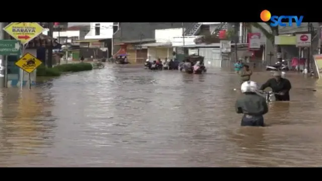 Banjir merendam 5.000 rumah warga akibat banjir luapan Sungai Citarum, Kabupaten Bandung, Jawa Barat. Jumlah pengungsi diperkirakan mencapai 1.500 orang.