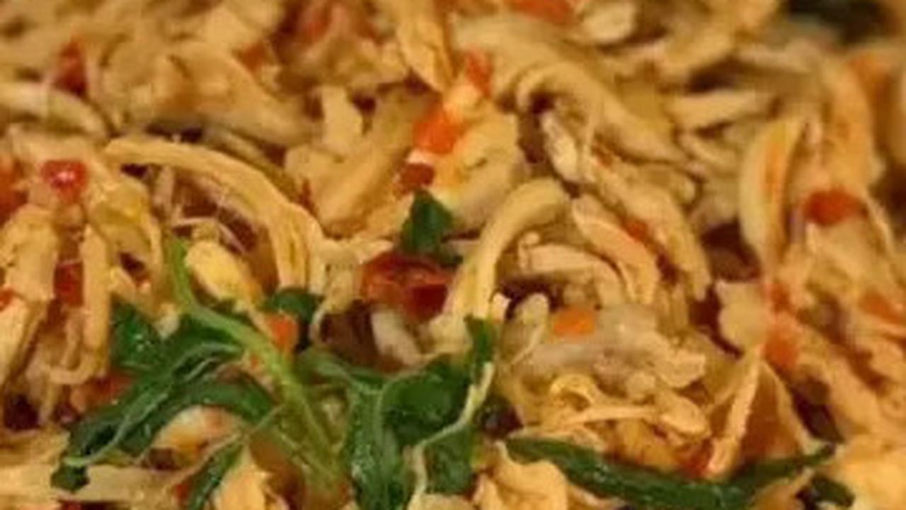 6 Resep Ayam Suwir Kemangi, Aroma dan Rasanya Bikin Tambah Nasi Terus