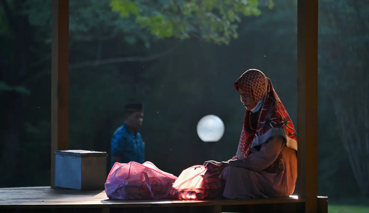 Seorang wanita berdoa saat memperingati 17 tahun musibah gempa dan tsunami di Taman Peringatan Tsunami Siron di Siron, provinsi Aceh (26/12/2021). Tsunami Aceh pada 2004 merenggut nyawa lebih dari 170.000 orang di Indonesia saja. (AFP/Chaideer Mahyuddin)