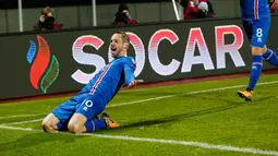 Pemain timnas Islandia, Gylfi Sigurdsson merayakan gol ke gawang Kosovo pada laga Grup I Kualifikasi Piala Dunia 2018 di Laugardalsvollur, Senin (9/10). Islandia untuk pertama kalinya lolos ke Piala Dunia setelah menang 2-0. (AP/Brynjar Gunnarsson)