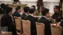 Presiden Jokowi didampingi beberapa menteri menggelar pertemuan dengan anggota Dewan Negara China Yang Jiechi di Istana Merdeka, Jakarta, Senin (9/5). Pertemuan tertutup itu membahas persoalan energi dan kereta cepat. (Liputan6.com/Faizal Fanani)